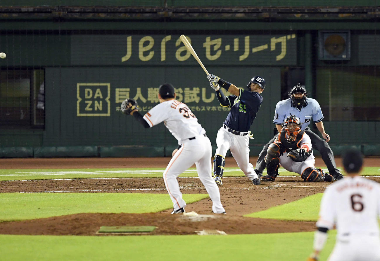 巨人対ヤクルト　5回表ヤクルト2死一、二塁、右前適時打を放つ村上（撮影・たえ見朱実）