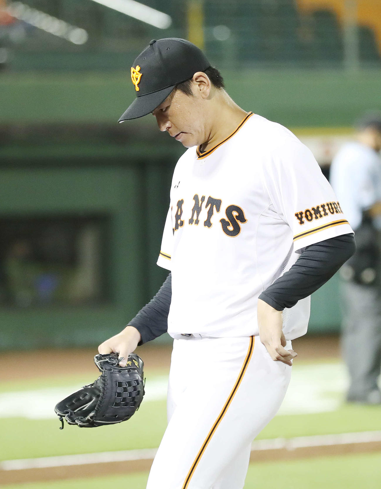 巨人対ヤクルト　5回表ヤクルト2死一、三塁、降板となり悔しそうにベンチに向かう桜井（撮影・河野匠）