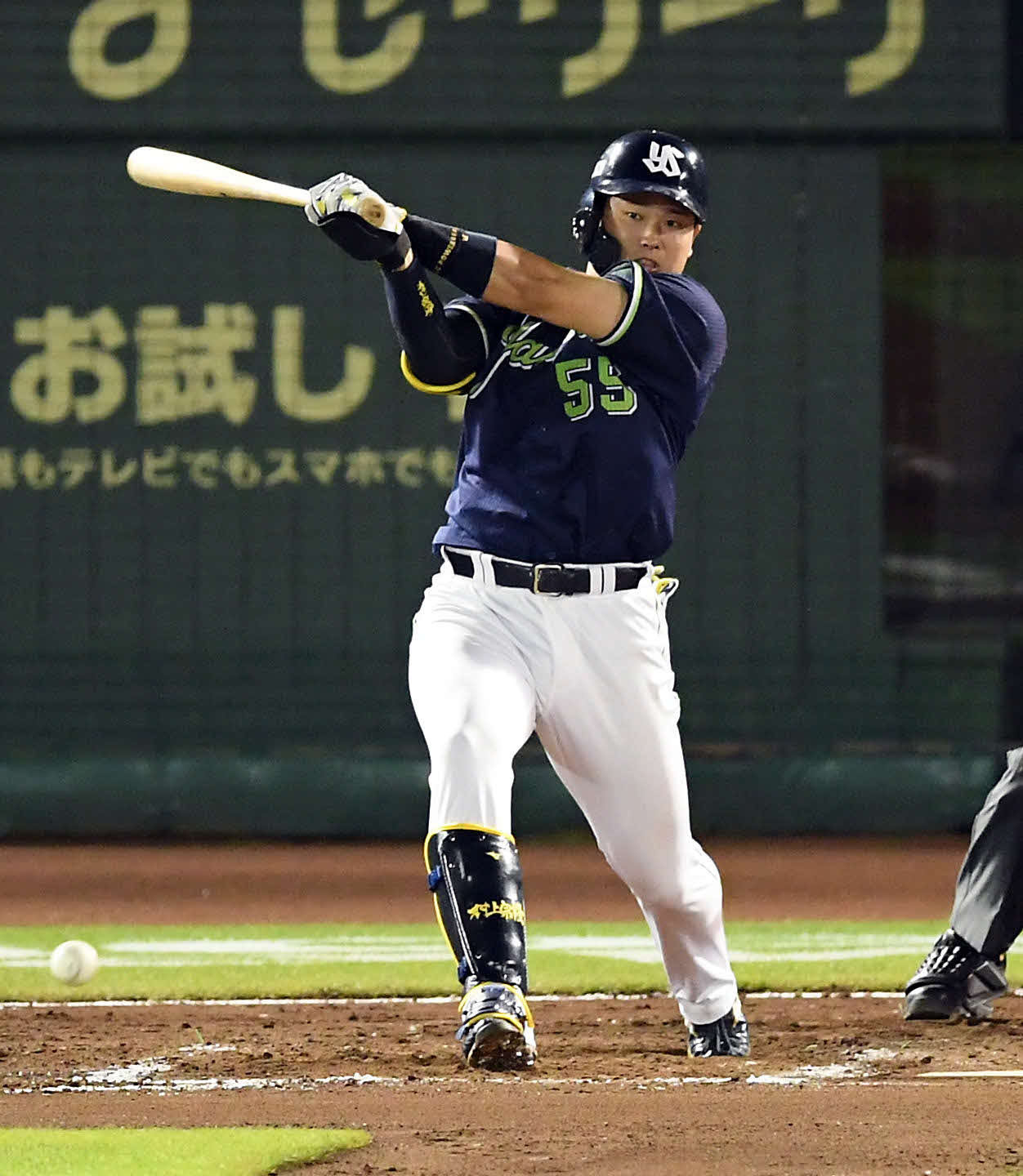 巨人対ヤクルト　8回表ヤクルト1死、中前安打を放つ村上（撮影・たえ見朱実）