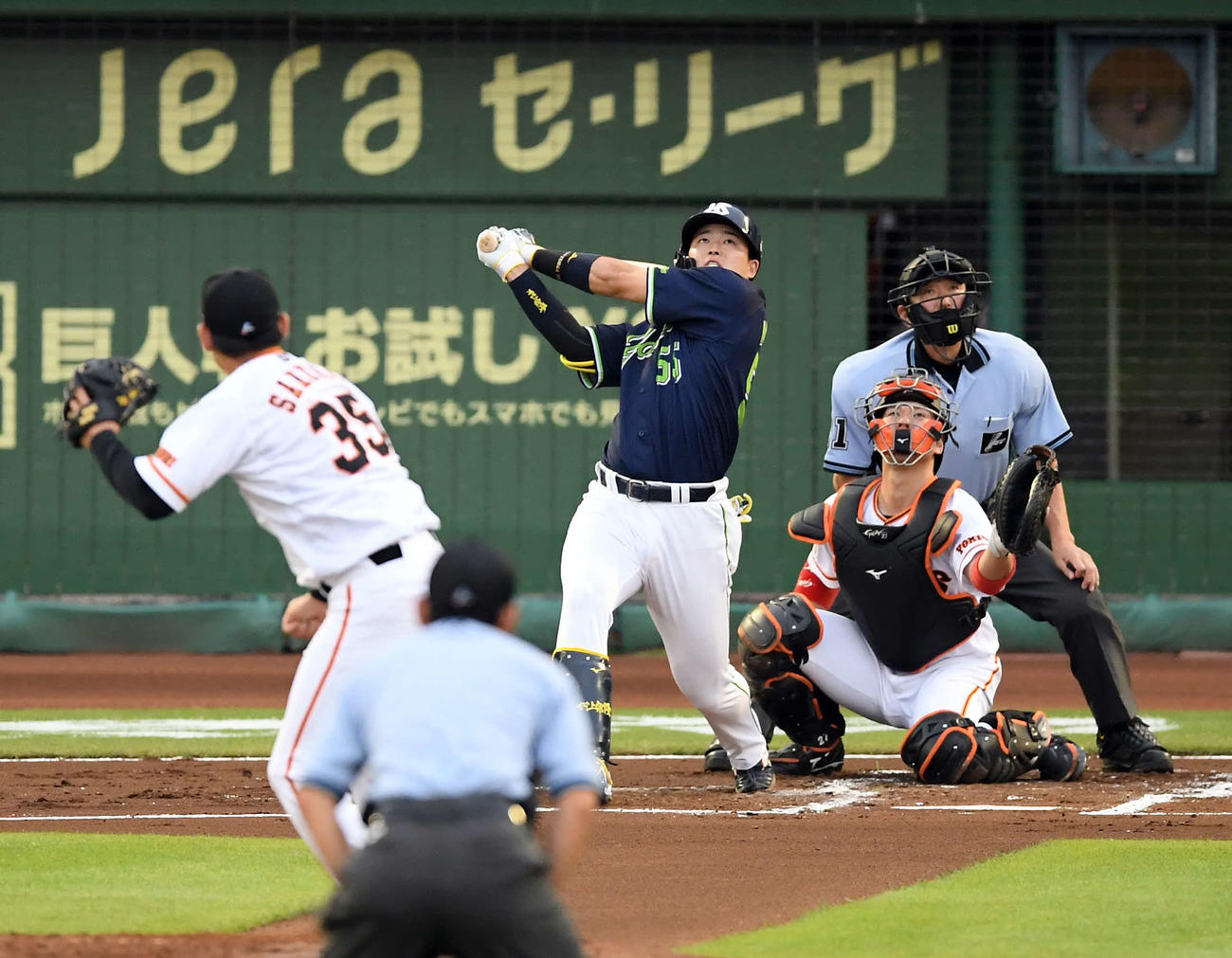 巨人対ヤクルト　1回表ヤクルト2死一塁、村上の左中間に上がった飛球は相手のミスで先制の適時二塁打となった（撮影・たえ見朱実）
