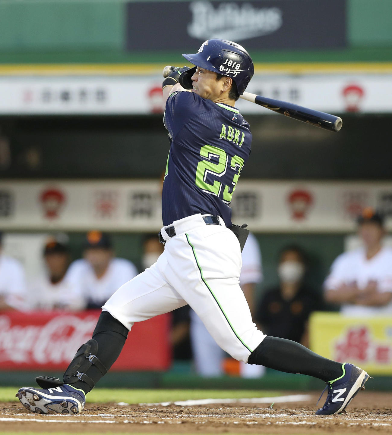 巨人対ヤクルト　3回表ヤクルト2死、右中間へソロ本塁打を放つ青木（撮影・前田充）