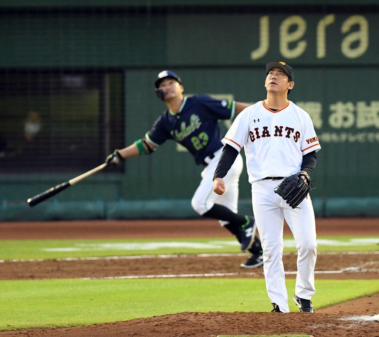巨人対ヤクルト　3回表ヤクルト2死、青木にソロ本塁打を浴びる桜井（撮影・たえ見朱実）