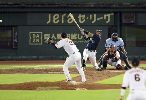 巨人対ヤクルト　5回表ヤクルト2死一、二塁、右前適時打を放つ村上（撮影・たえ見朱実）