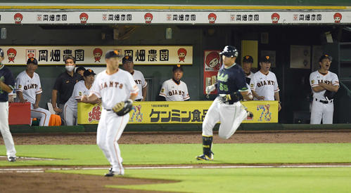 巨人対ヤクルト　5回表ヤクルト2死一、二塁、村上に右前適時打を許しベンチで渋い表情を見せる原監督（中央）（撮影・たえ見朱実）