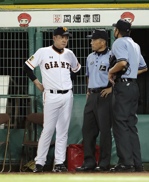 巨人対ヤクルト　6回裏巨人1死一、三塁、炭谷の遊ゴロで二塁手山田哲と接触したパーラが守備妨害と判定され、審判団に説明を求める原監督（左）（撮影・前田充）