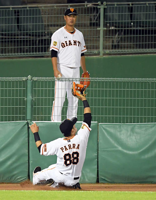 巨人対ヤクルト　8回表ヤクルト2死二塁、代打西浦直亨の飛球を好捕するヘラルド・パーラ（撮影・たえ見朱実）
