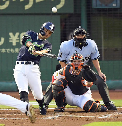 巨人対ヤクルト　3回表ヤクルト2死、中越えにソロ本塁打を放つ青木（撮影・たえ見朱実）