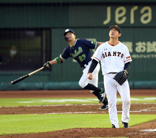 巨人対ヤクルト　3回表ヤクルト2死、青木にソロ本塁打を浴びる桜井（撮影・たえ見朱実）