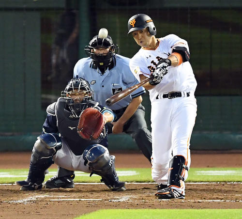 巨人対ヤクルト　4回裏巨人2死、左越えにソロ本塁打を放つ中島（撮影・たえ見朱実）