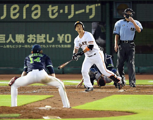 巨人対ヤクルト　4回裏巨人2死、左越えにソロ本塁打を放つ中島。投手高梨（撮影・たえ見朱実）