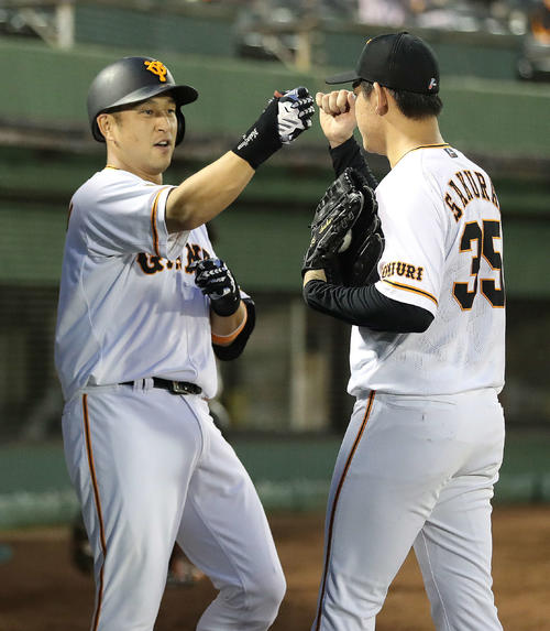 巨人対ヤクルト　4回裏巨人2死、中越え本塁打を放ちベンチ前で桜井（右）とグータッチを交わす中島（撮影・河野匠）