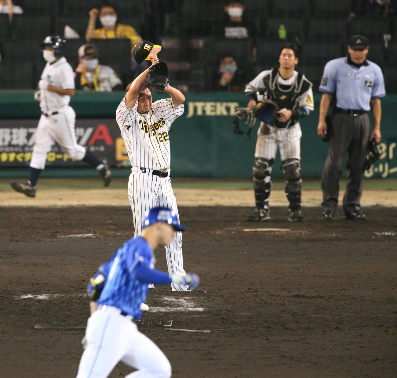 阪神対DeNA　9回表DeNA1死一塁、藤川はソトに逆転左中間越え2点本塁打を被弾する（撮影・上山淳一）