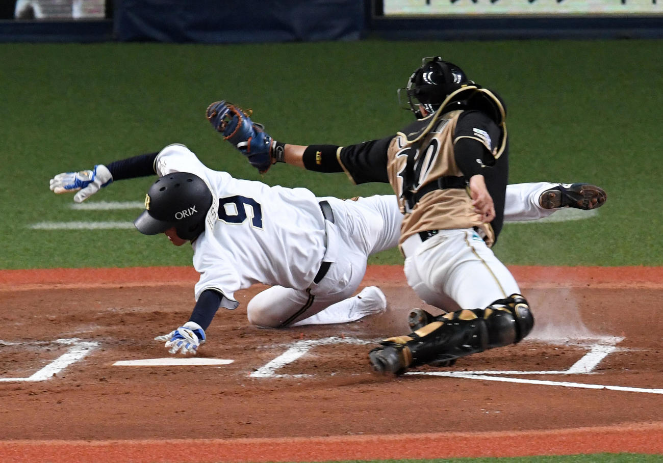オリックス対日本ハム5回戦6回裏オリックス1死二塁、吉田正尚の一塁内野安打で本塁を狙った大城滉二はタッチアウト。捕手宇佐見真吾（撮影・前岡正明）