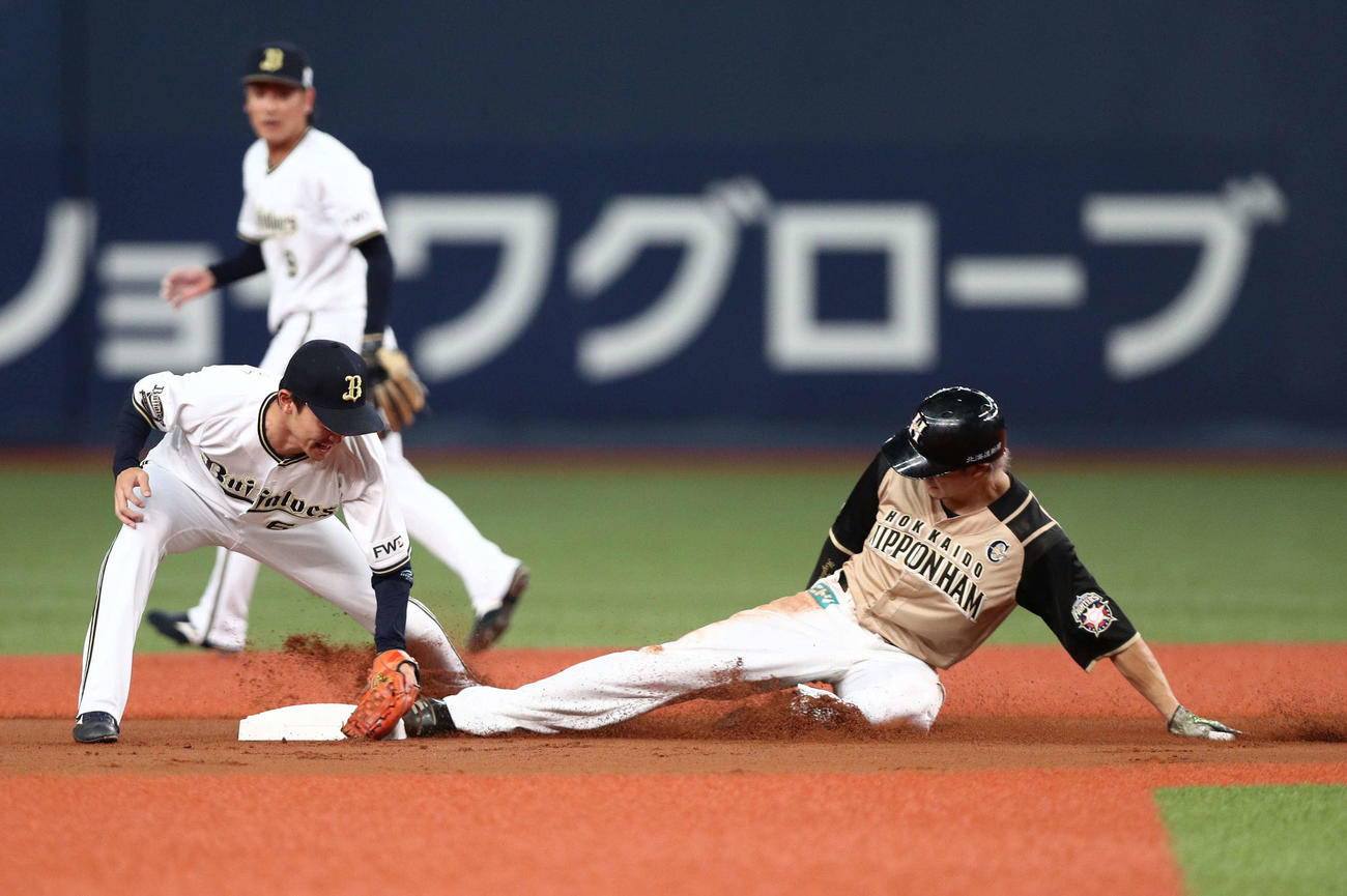 オリックス対日本ハム　1回表日本ハム無死一塁、盗塁を決める西川（撮影・黒川智章）