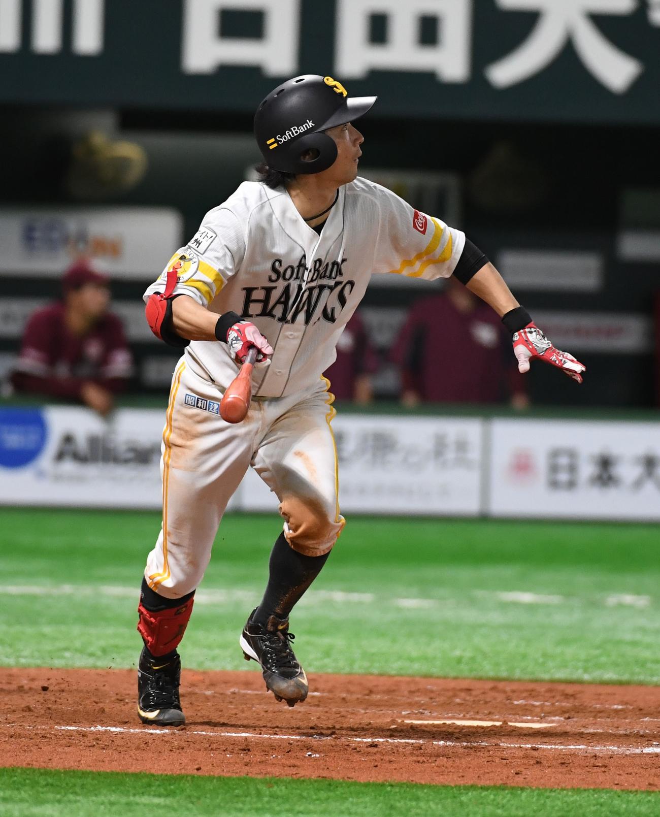 ソフトバンク対楽天　7回裏ソフトバンク2死二塁、明石は左中間に勝ち越しとなる適時二塁打を放つ（撮影・今浪浩三）