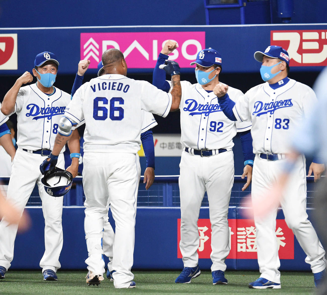 中日対広島　10回裏中日1死、左中間へサヨナラ本塁打を放ったビシエドを迎える与田監督（撮影・森本幸一）