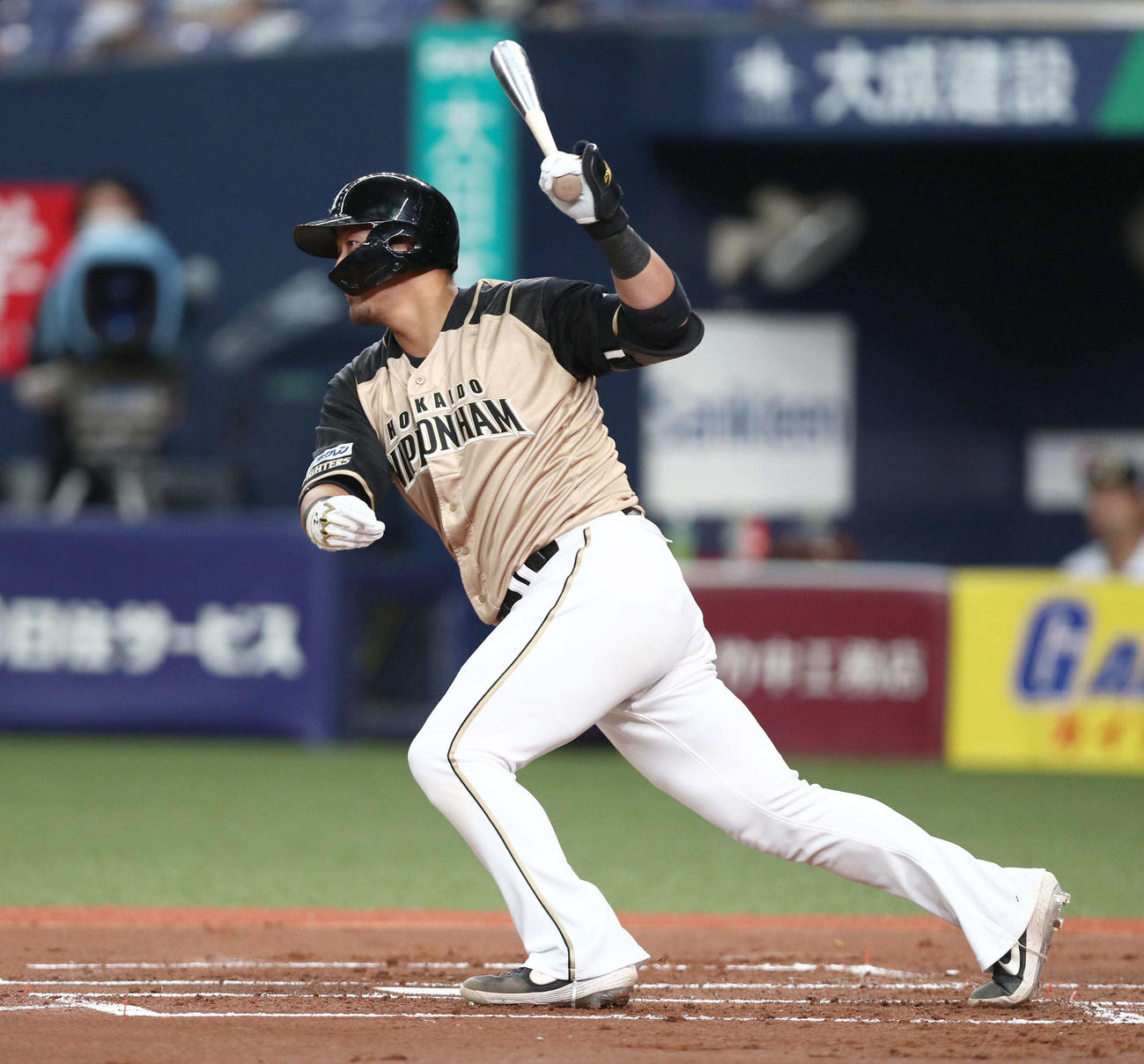 オリックス対日本ハム　1回表日本ハム1死一、二塁、左前適時打を放つ中田（撮影・黒川智章）