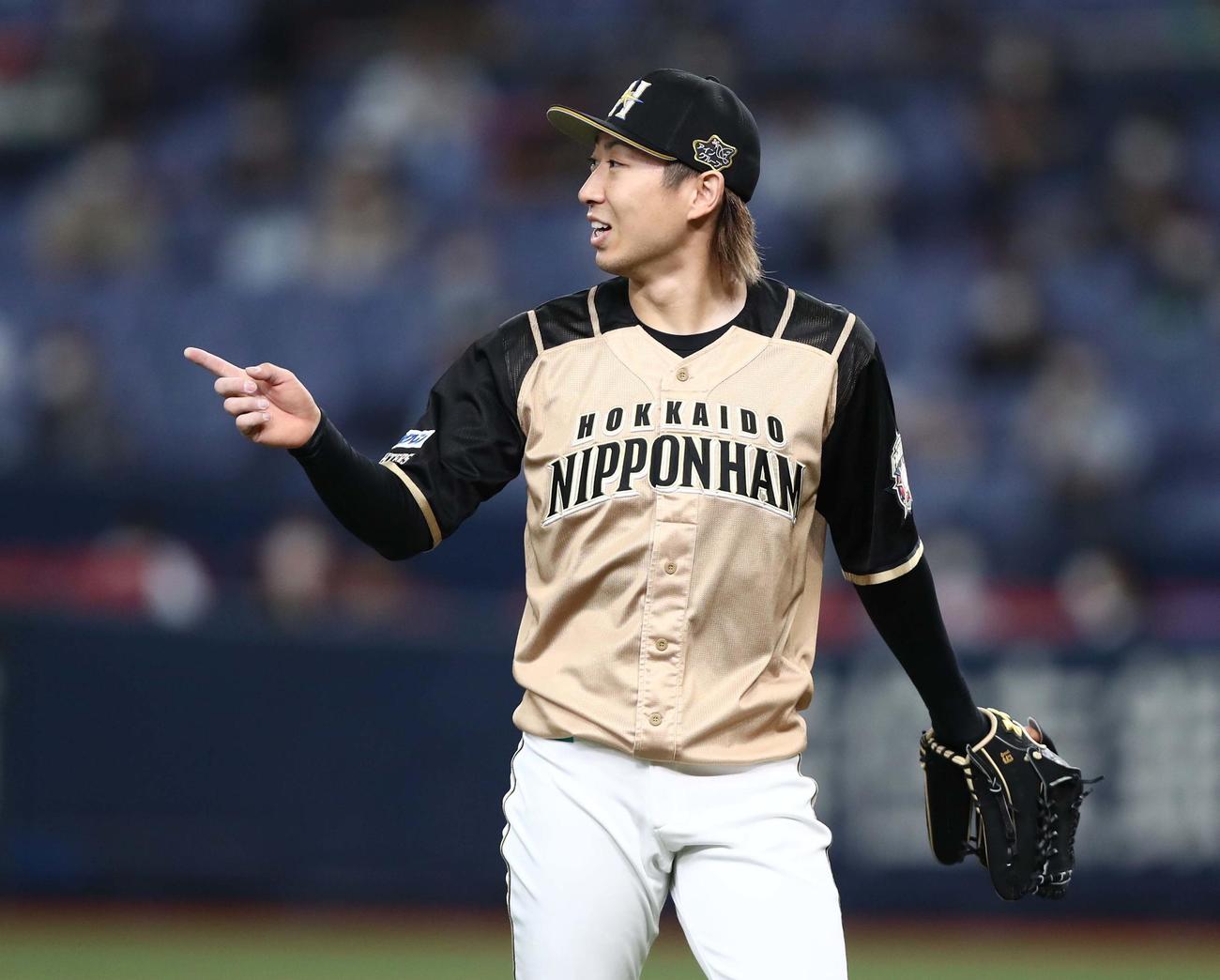 オリックス対日本ハム　2回裏オリックス1死一塁、若月を併殺にとり指をさす金子（撮影・黒川智章）
