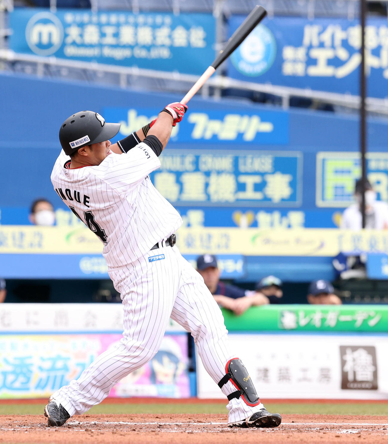 ロッテ対西武　1回裏ロッテ1死一塁、左中間に2点本塁打を放つ井上（撮影・垰建太）