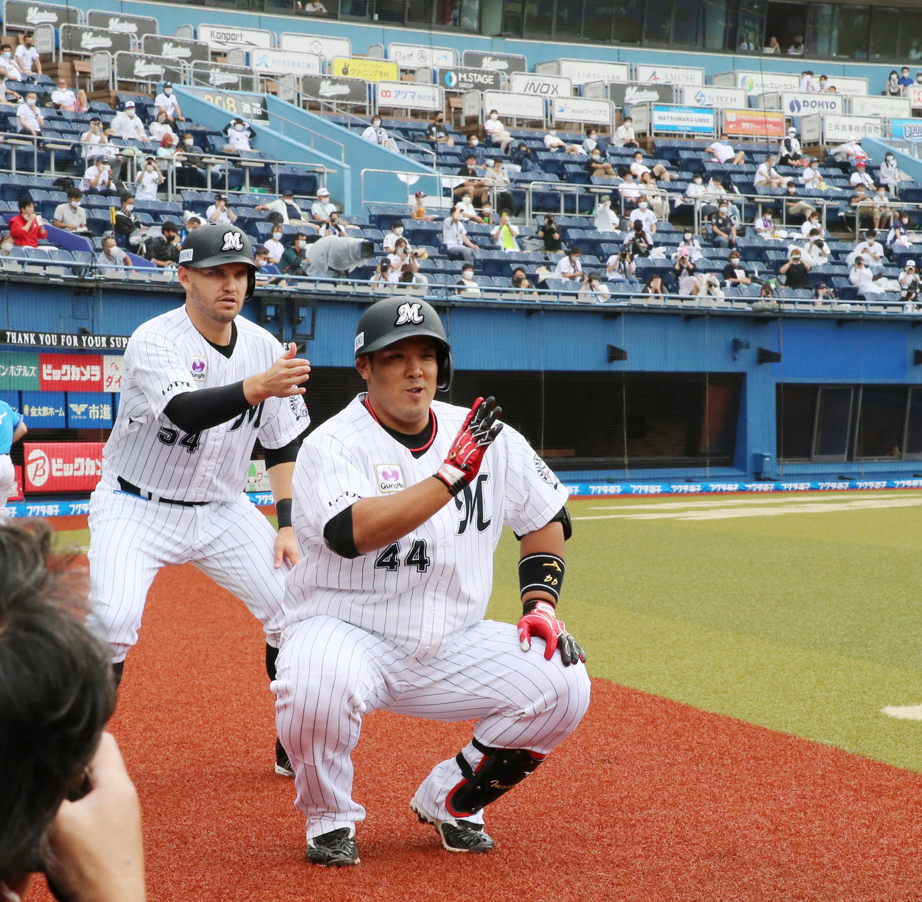 ロッテ対西武　1回裏ロッテ1死一塁、左中間に2点本塁打を放った井上晴哉（手前）はブランドン・レアードとファンの前で「ごっちゃし」を決める（撮影・垰建太）