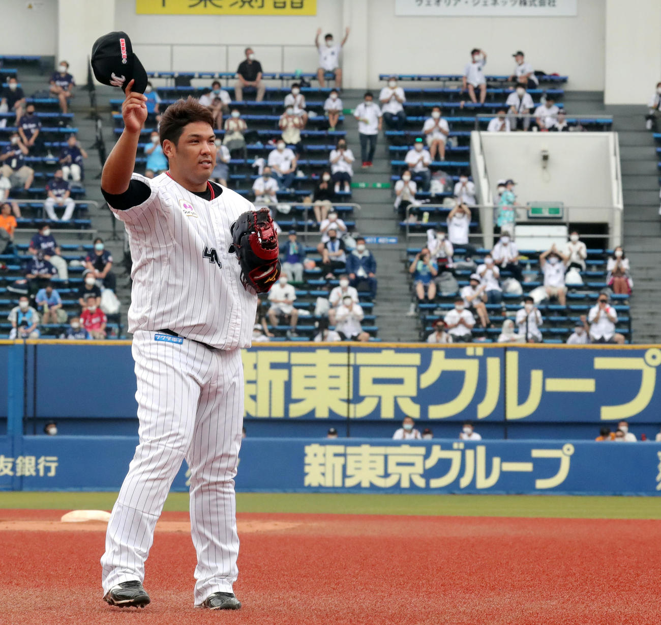 ロッテ対西武　2回表西武、本塁打を放った守備に就く際井上はファンの拍手に応える（撮影・垰建太）