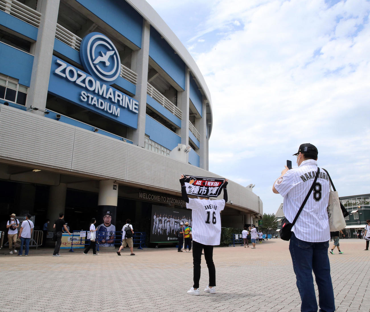 ロッテ対西武　スタジアム前ではロッテ種市篤暉のタオルを掲げ写真を撮るファンの姿も（撮影・垰建太）