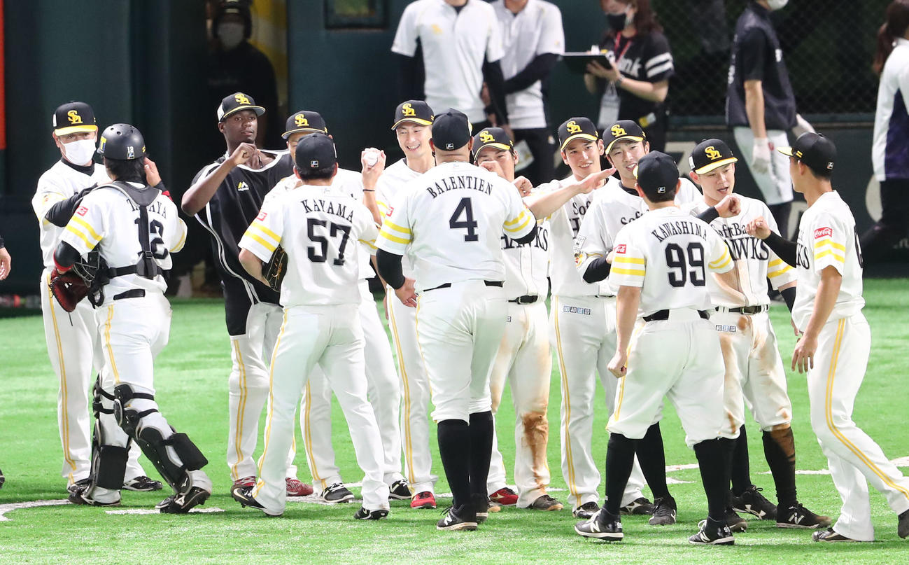 楽天に連勝し喜び合うソフトバンクナイン（撮影・梅根麻紀）