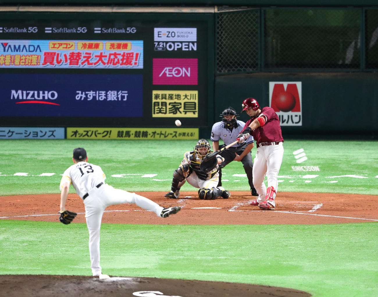 内田靖人は右越えに3点本塁打を放つ（撮影・梅根麻紀）