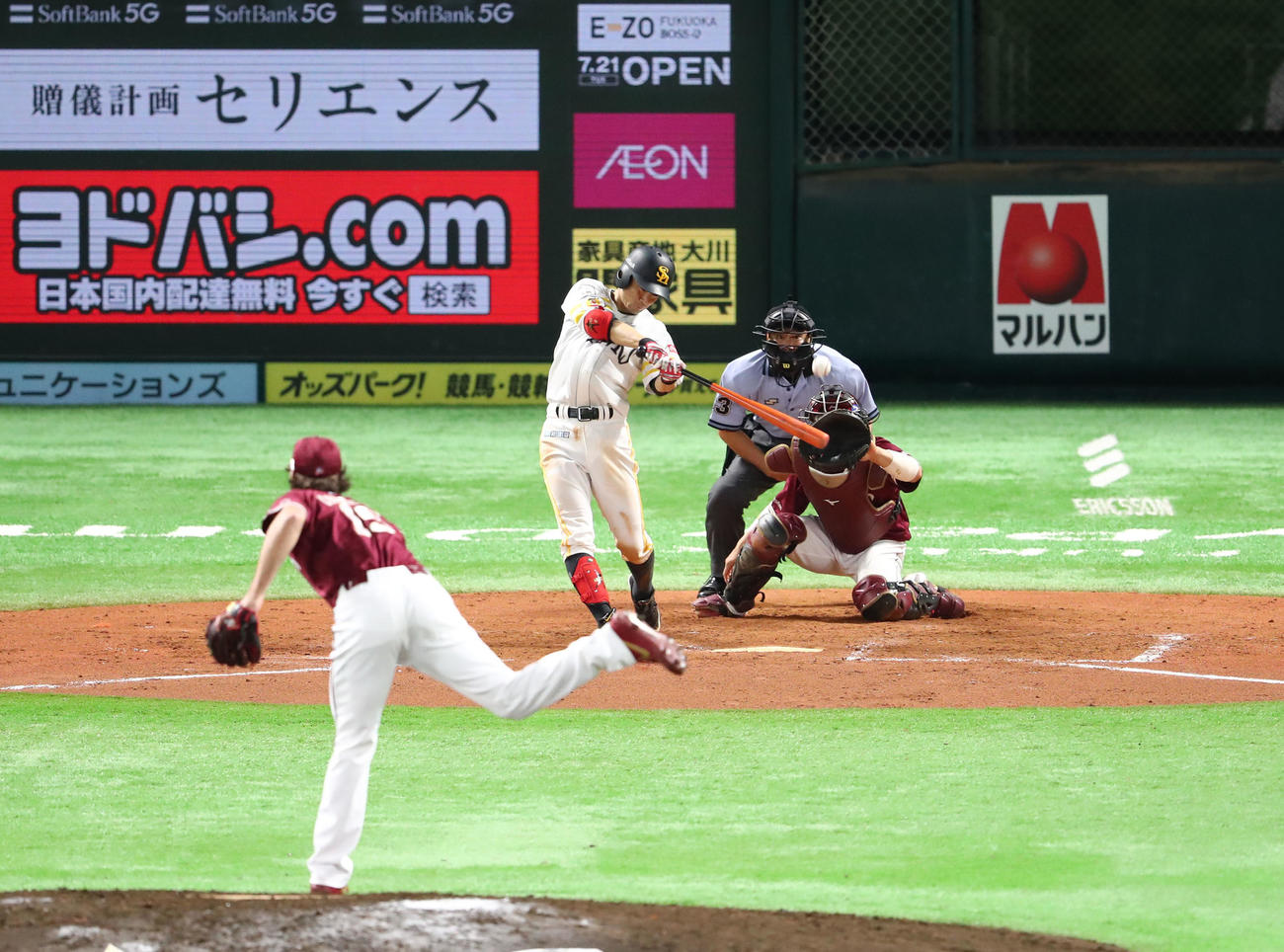 明石健志は中越えに勝ち越し適時打を放つ（撮影・梅根麻紀）