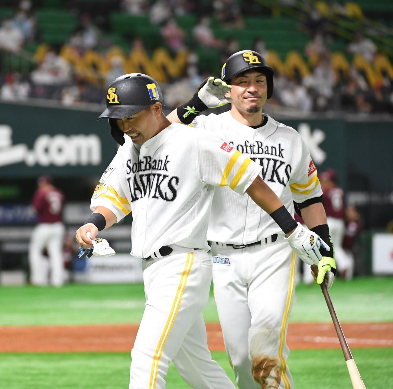 8回裏に2点適時打を放った中村晃を祝福する松田宣浩（撮影・今浪浩三）