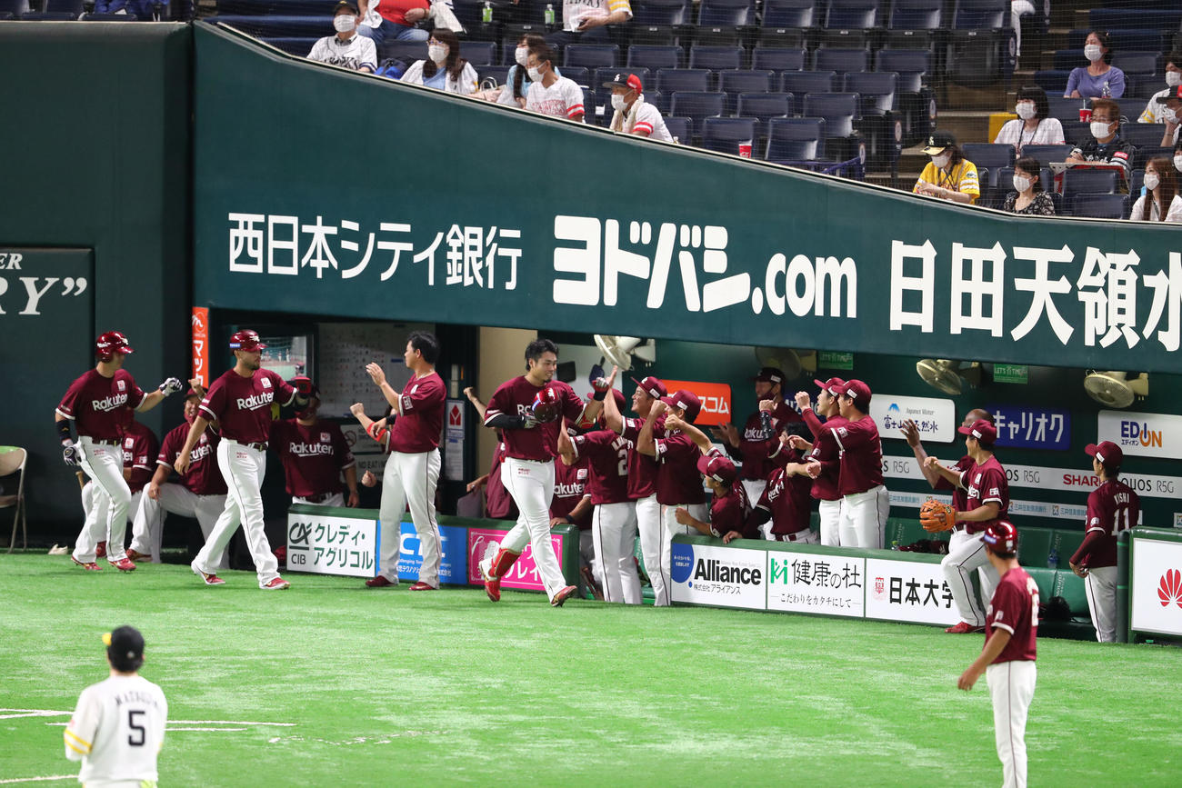 内田靖人は右越え3点本塁打を放ちベンチのナインと喜ぶ（撮影・梅根麻紀）