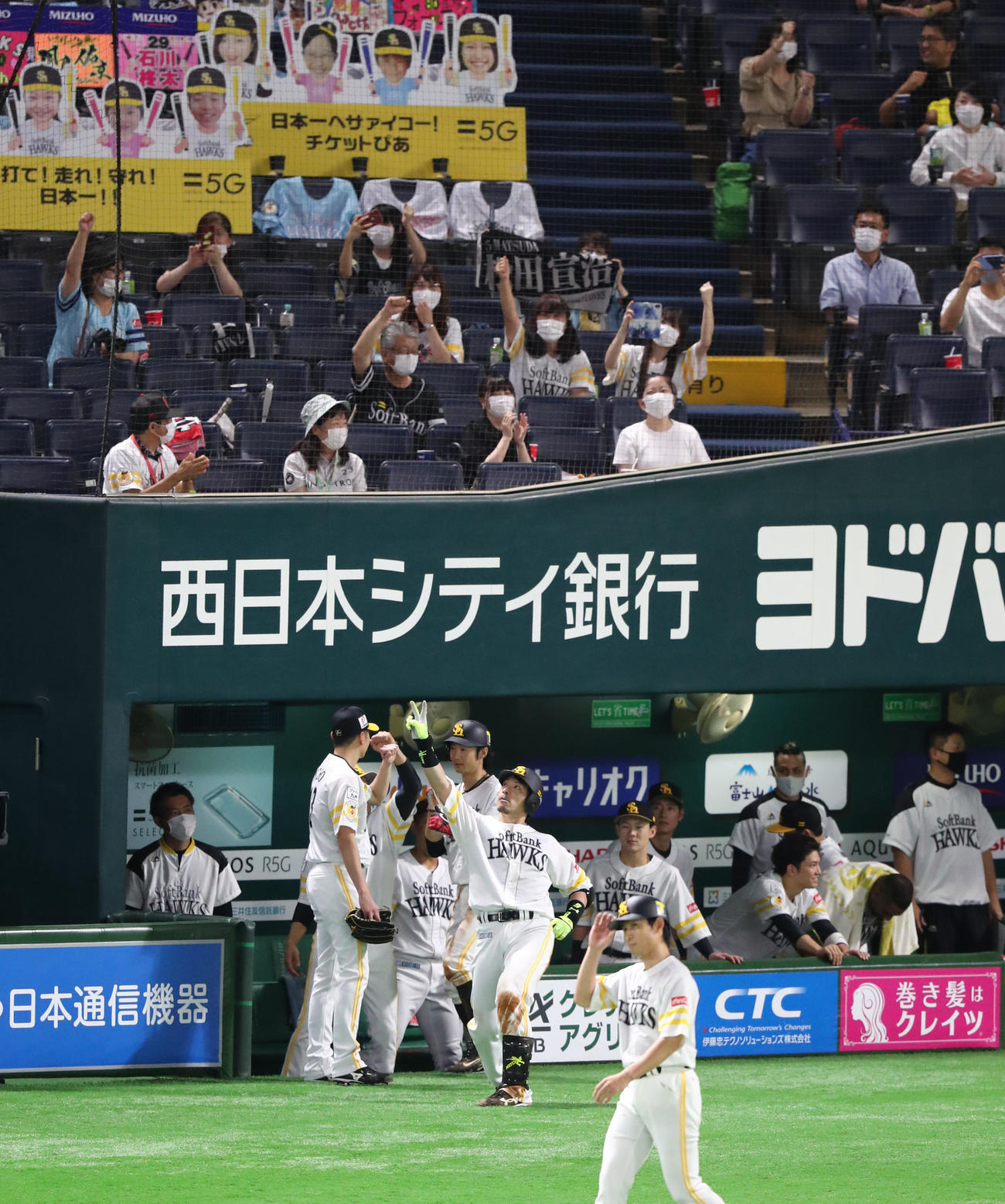 松田宣浩は左中間に同点となる2点本塁打を放ちポーズを決める（撮影・梅根麻紀）