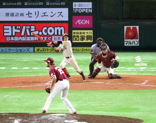 中越えに勝ち越し適時打を放つ明石健志（撮影・梅根麻紀）