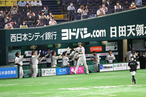 明石健志が中越えに勝ち越し適時打を放ち、喜ぶベンチのナイン（撮影・梅根麻紀）