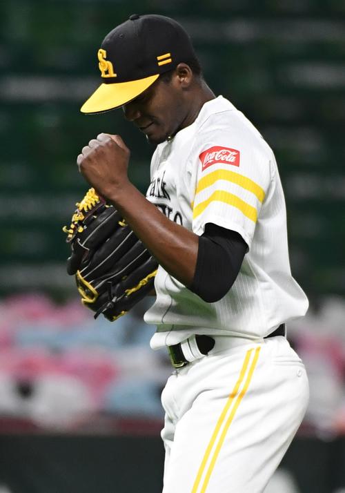 島内を三振に仕留めガッツポーズをするモイネロ（撮影・今浪浩三）