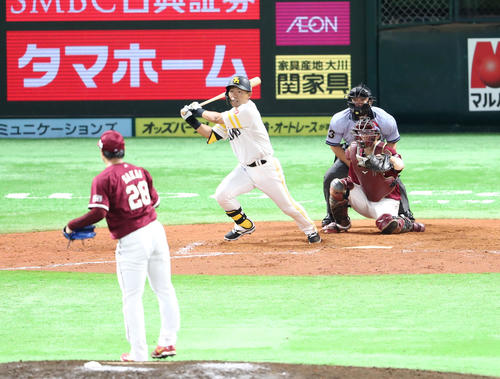 中村晃は右前に2点適時打を放つ（撮影・梅根麻紀）