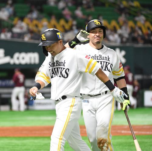 8回裏に2点適時打を放った中村晃を祝福する松田宣浩（撮影・今浪浩三）