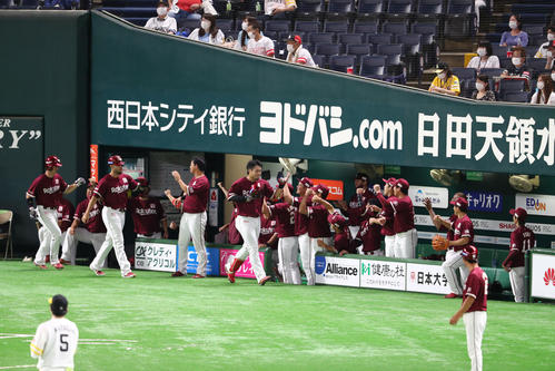 内田靖人は右越え3点本塁打を放ちベンチのナインと喜ぶ（撮影・梅根麻紀）