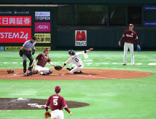 相手守備の隙をついて生還する明石健志（撮影・梅根麻紀）