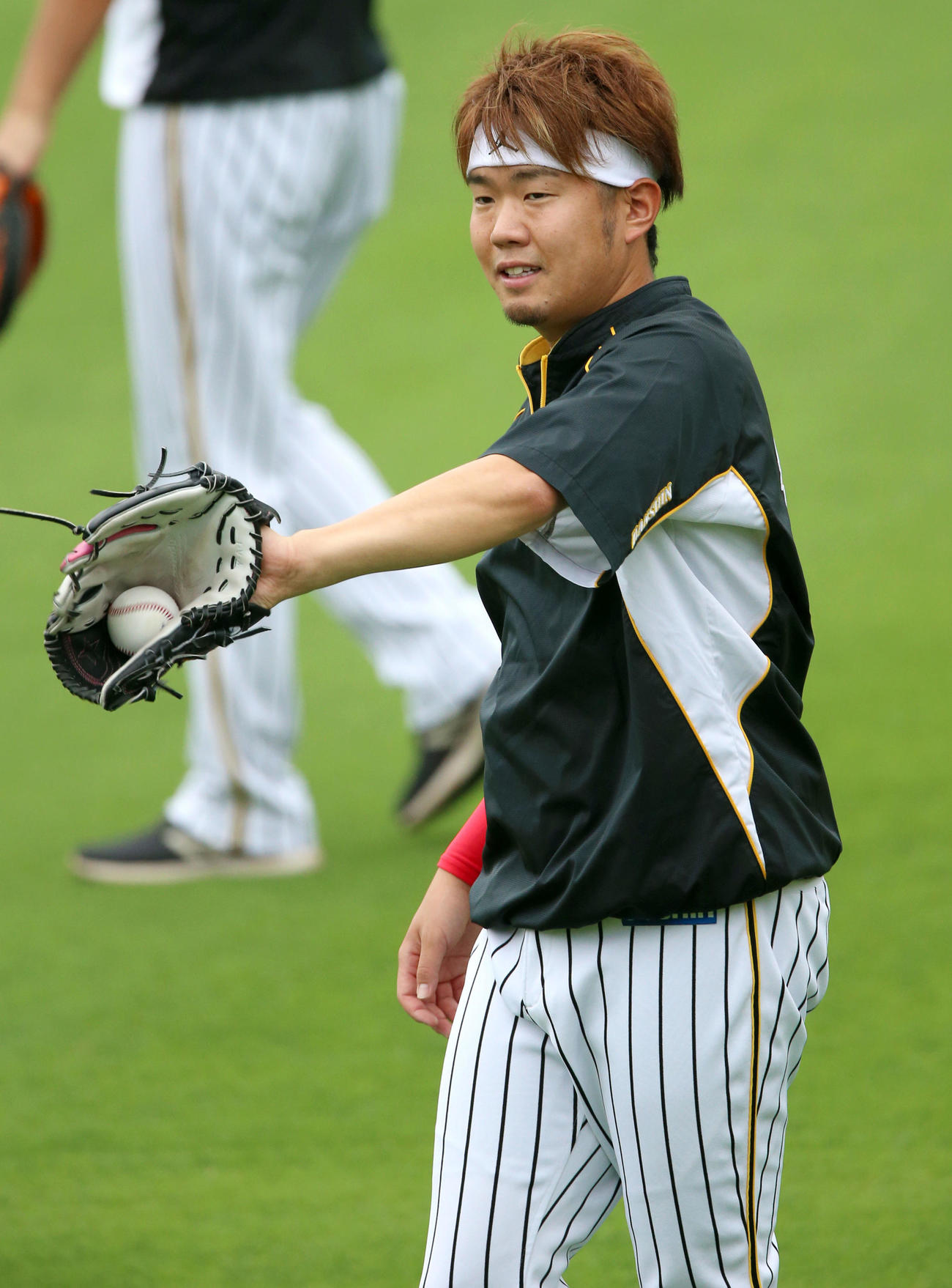 阪神対DeNA　試合前の練習で、キャッチボールを行う西勇（撮影・上山淳一）