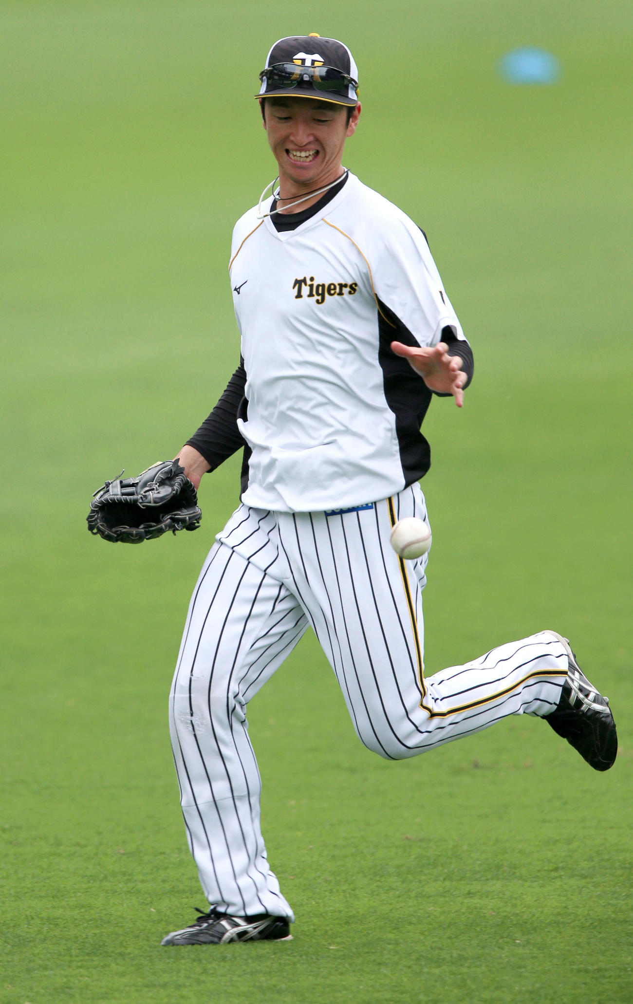 阪神対DeNA　試合前、近本はリラックスした表情で外野でノックを受ける（撮影・上山淳一）