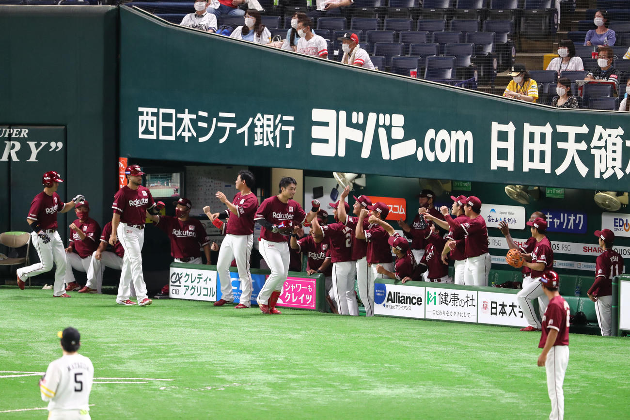 ソフトバンク対楽天　2回表楽天無死一、二塁、内田靖人は右越え3点本塁打を放ちベンチのナインと喜ぶ（撮影・梅根麻紀）