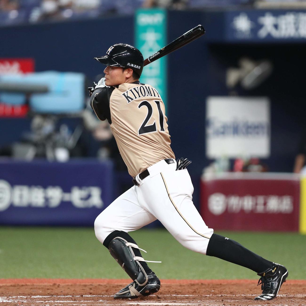 オリックス対日本ハム　9回表日本ハム2死二塁、右中間に2点本塁打を放つ清宮（撮影・黒川智章）