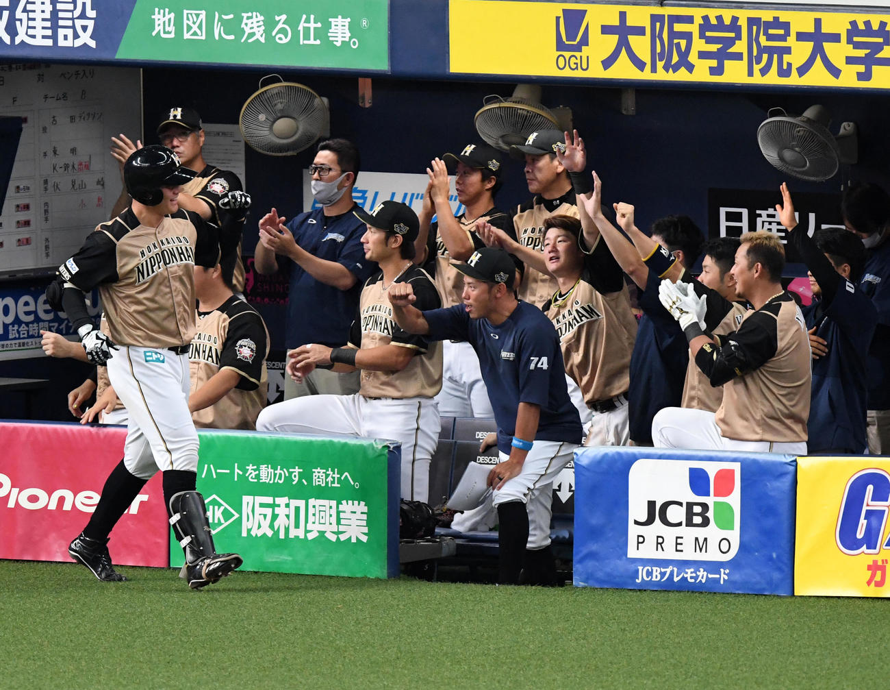 オリックス対日本ハム　9回表日本ハム2死二塁、清宮は右中間に2点本塁打を放ちナインの出迎えに笑顔を見せる（撮影・前岡正明）