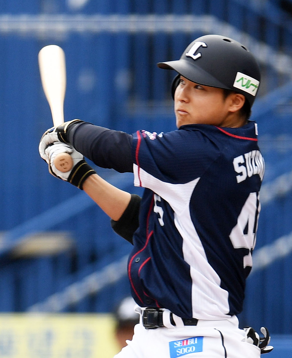 3回表西武1死、右中間へ本塁打を放つ鈴木（撮影・横山健太）