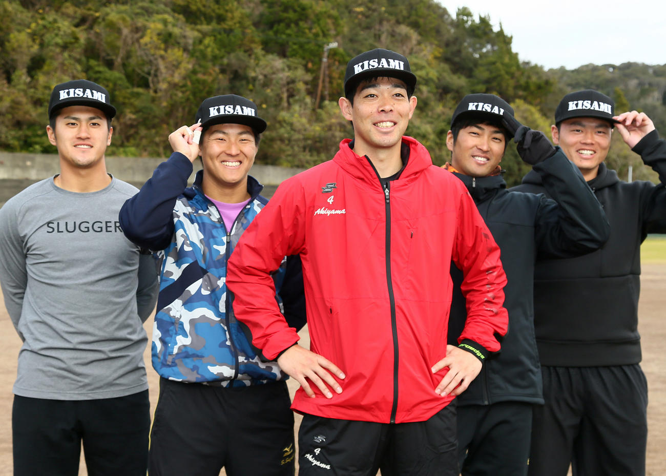 自主トレで笑顔を見せるレッズ秋山翔吾（中央）と西武鈴木将平（左から2人目）ら（2020年1月16日撮影）