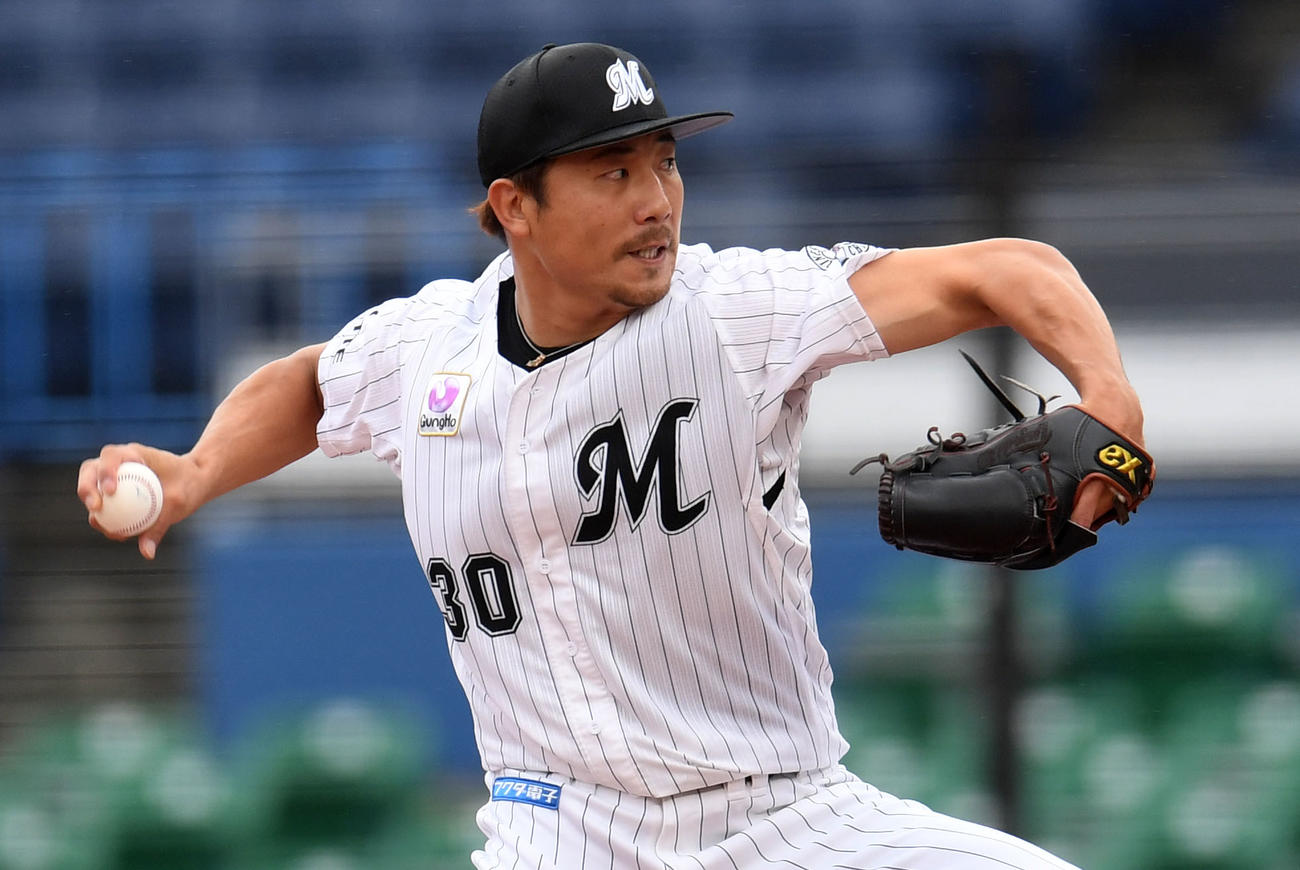 ロッテ対西武　8回表から登板したロッテ石崎（撮影・横山健太）
