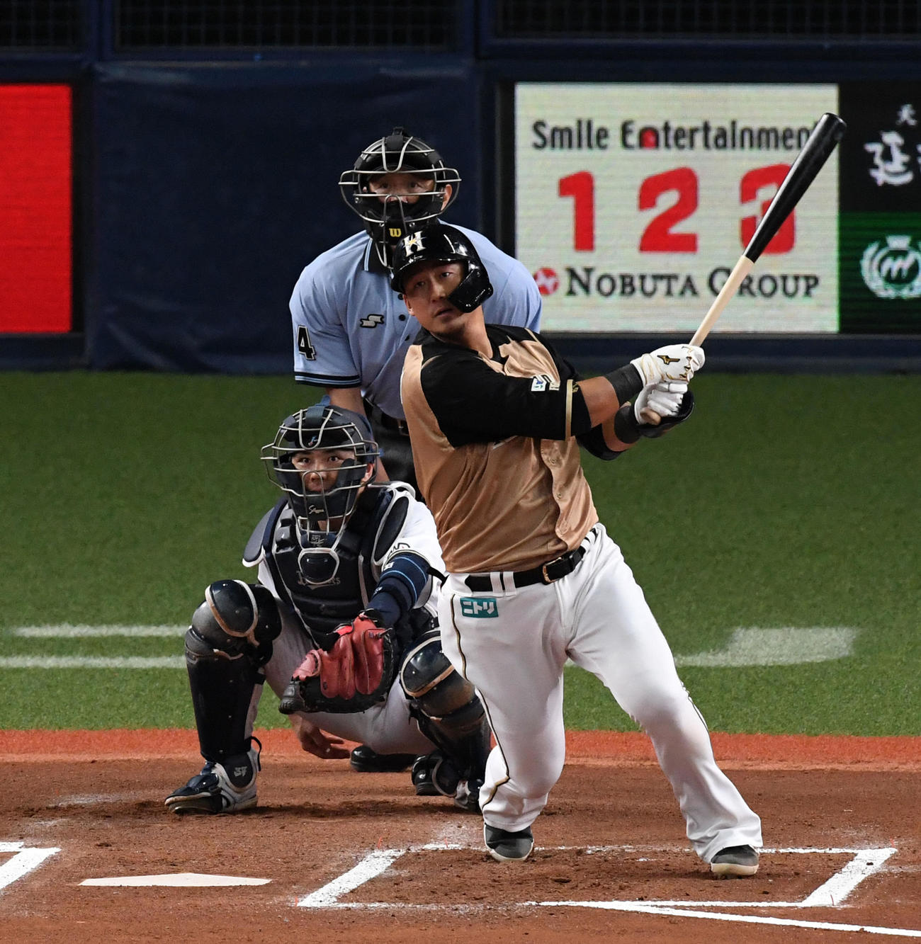オリックス対日本ハム　6回表日本ハム無死、中田は中前打を放つ（撮影・前岡正明）