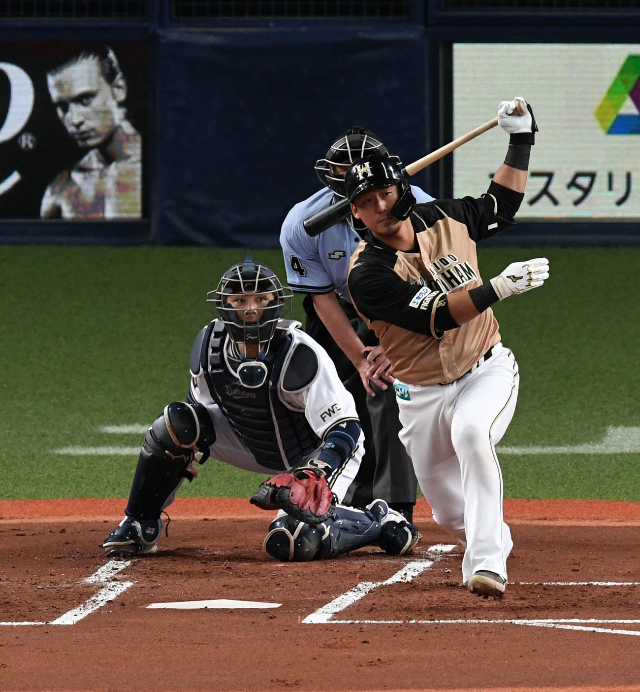 オリックス対日本ハム　1回表日本ハム1死一、二塁、中田は左適時打を放つ（撮影・前岡正明）