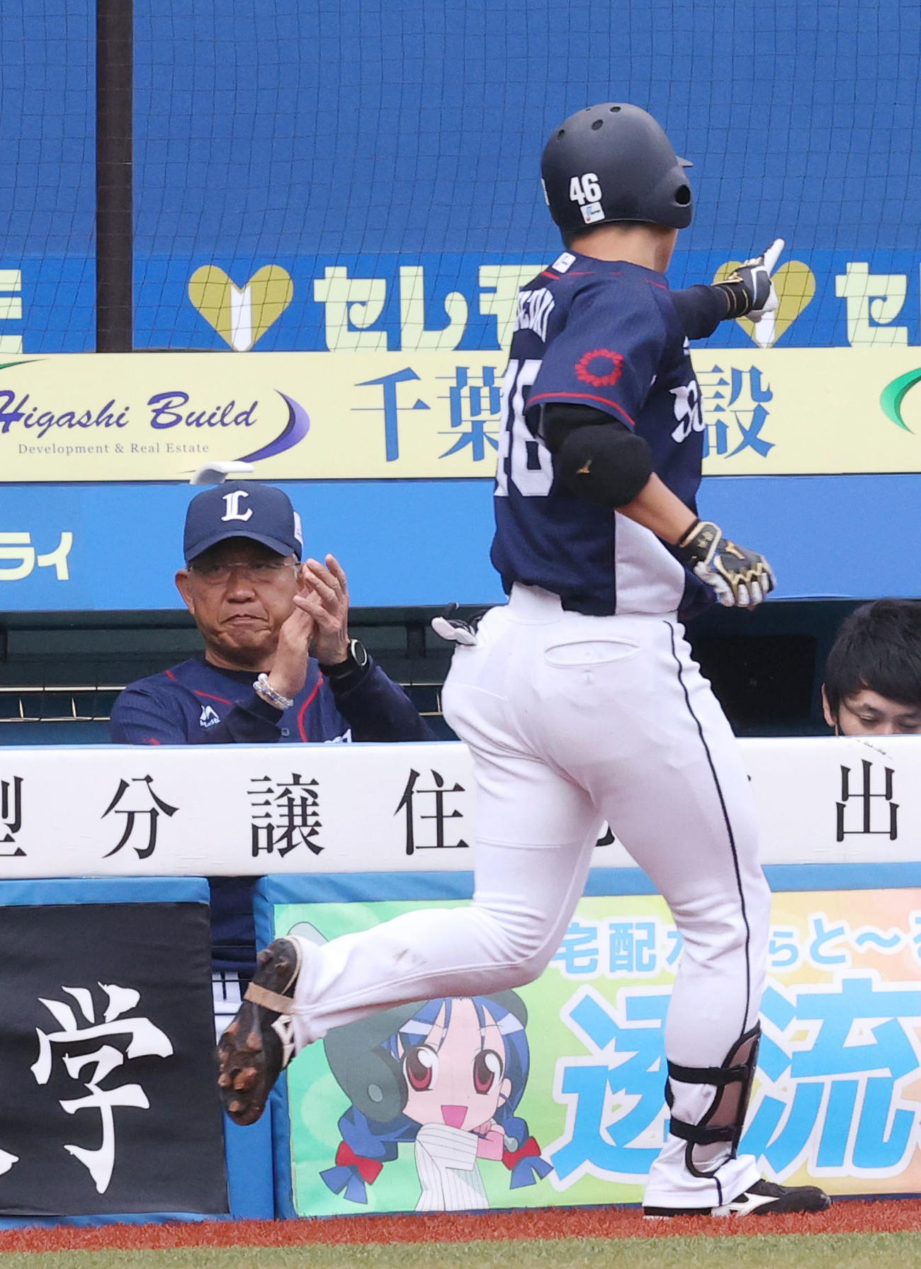 ロッテ対西武　3回表西武1死、ソロ本塁打を放った鈴木（右）に拍手を送る辻監督（撮影・垰建太）